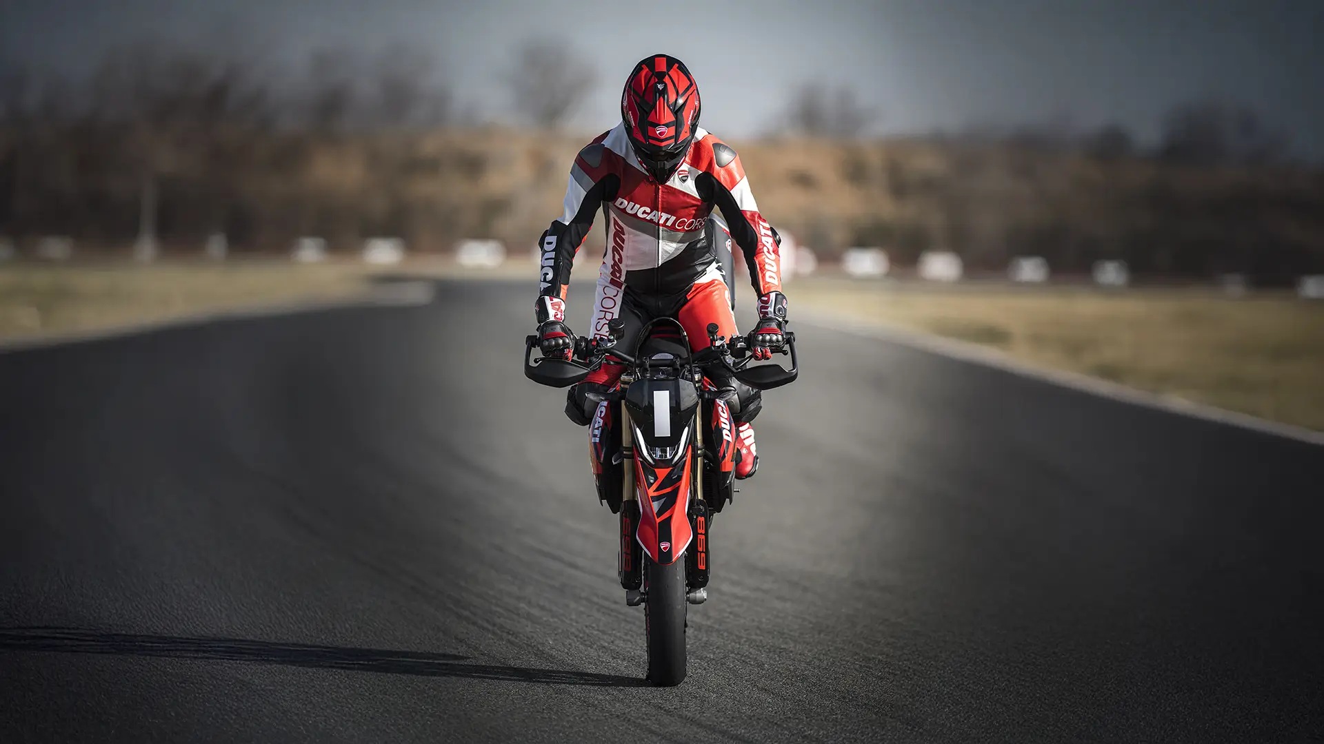 Ein Motorradfahrer auf einer Ducati 899 fährt auf einer Rennstrecke.