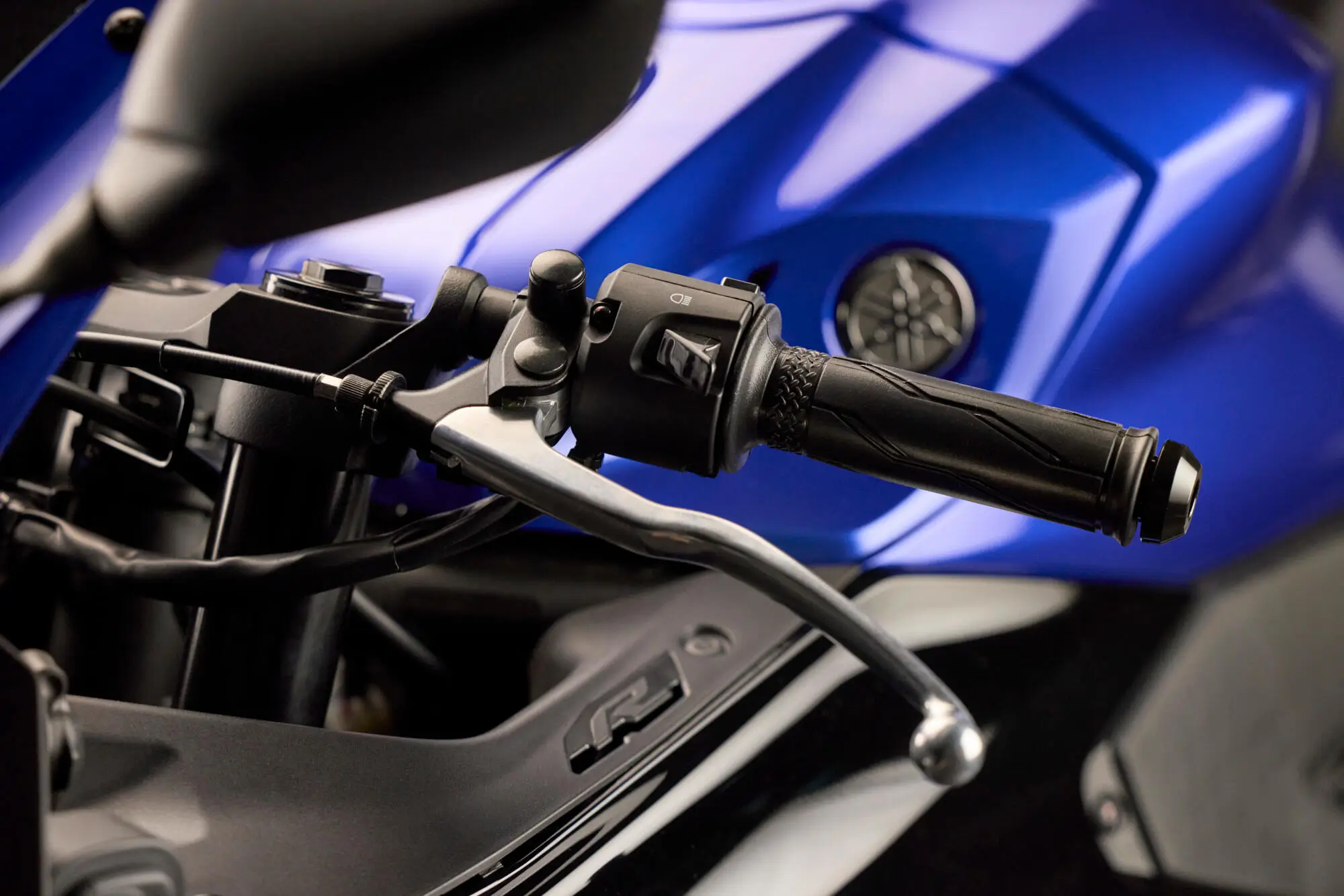 2025-Yamaha-YZF-R320-EU-Detail-005-03 Nahaufnahme des Lenkers einer 2025 Yamaha YZF-R320.