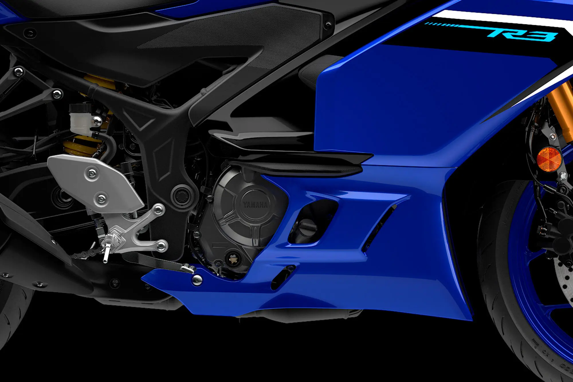 2025-Yamaha-YZF-R320-EU-Detail-007-03 Nahaufnahme eines blauen Yamaha YZF-R320 Motorrads, die den Motorbereich zeigt.