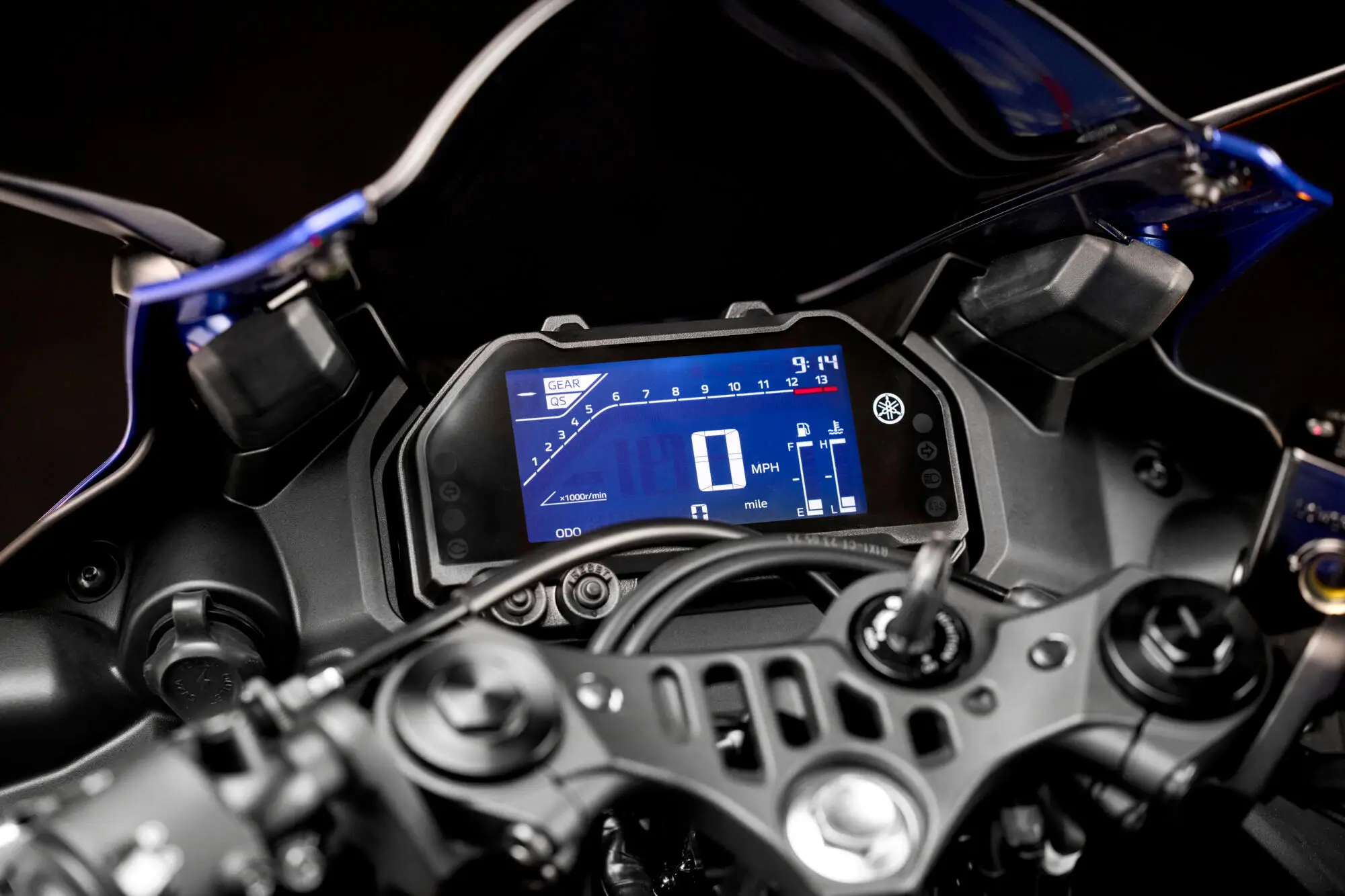 2025-Yamaha-YZF-R320-EU-Detail-010-03 Nahaufnahme des digitalen Cockpits einer Yamaha YZF-R320 mit Tachometer und Ganganzeige.
