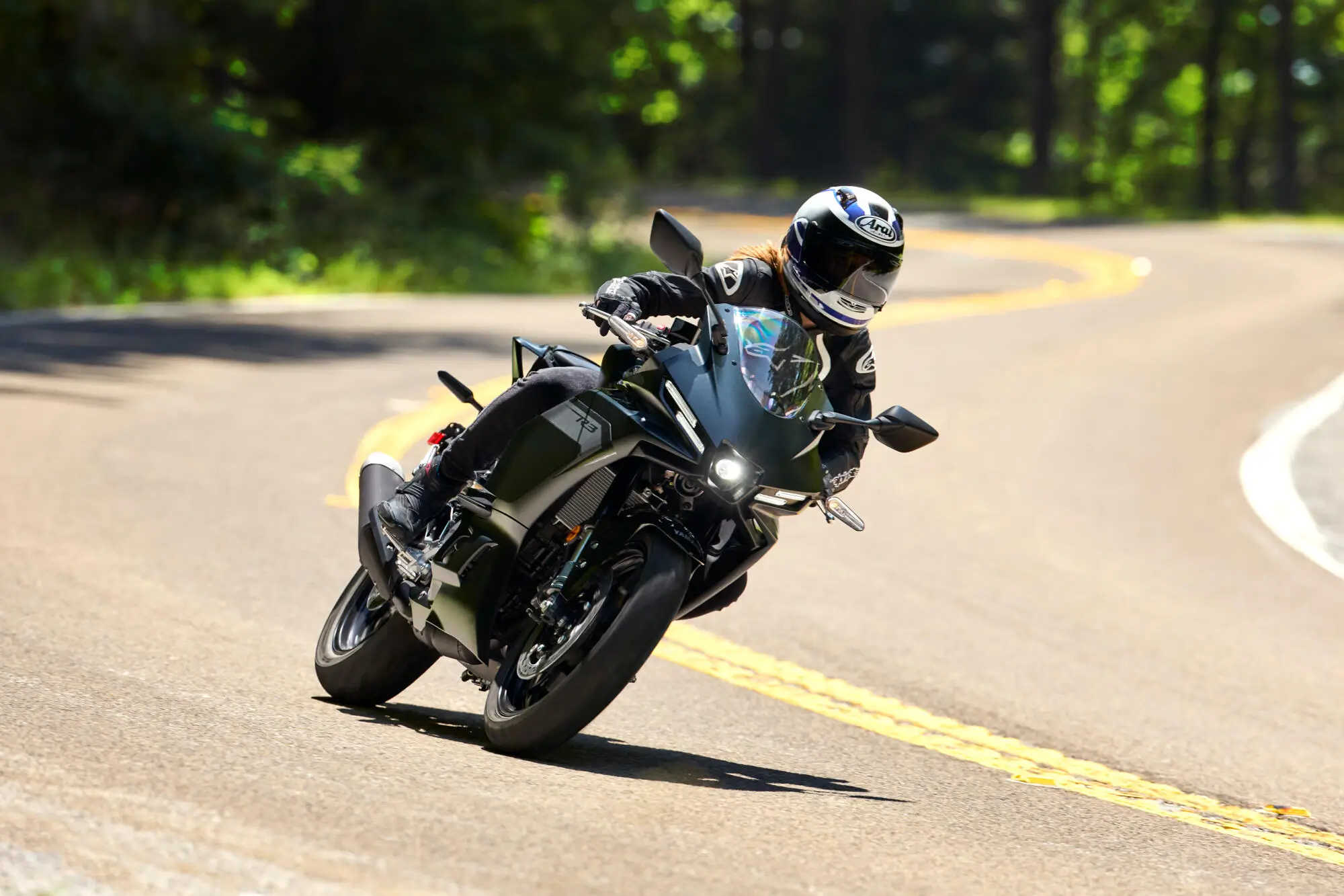 Motorradfahrer auf einer kurvigen Straße mit einer Yamaha YZF-R320.