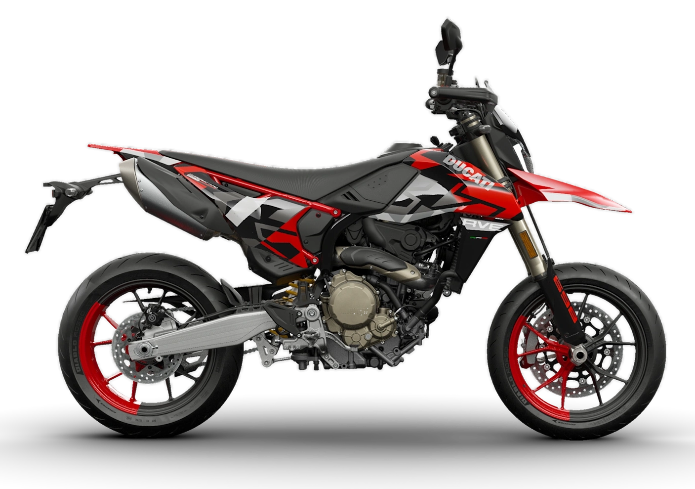 698_rve Eine rote Ducati Hypermotard 950 RVE auf transparentem Hintergrund.