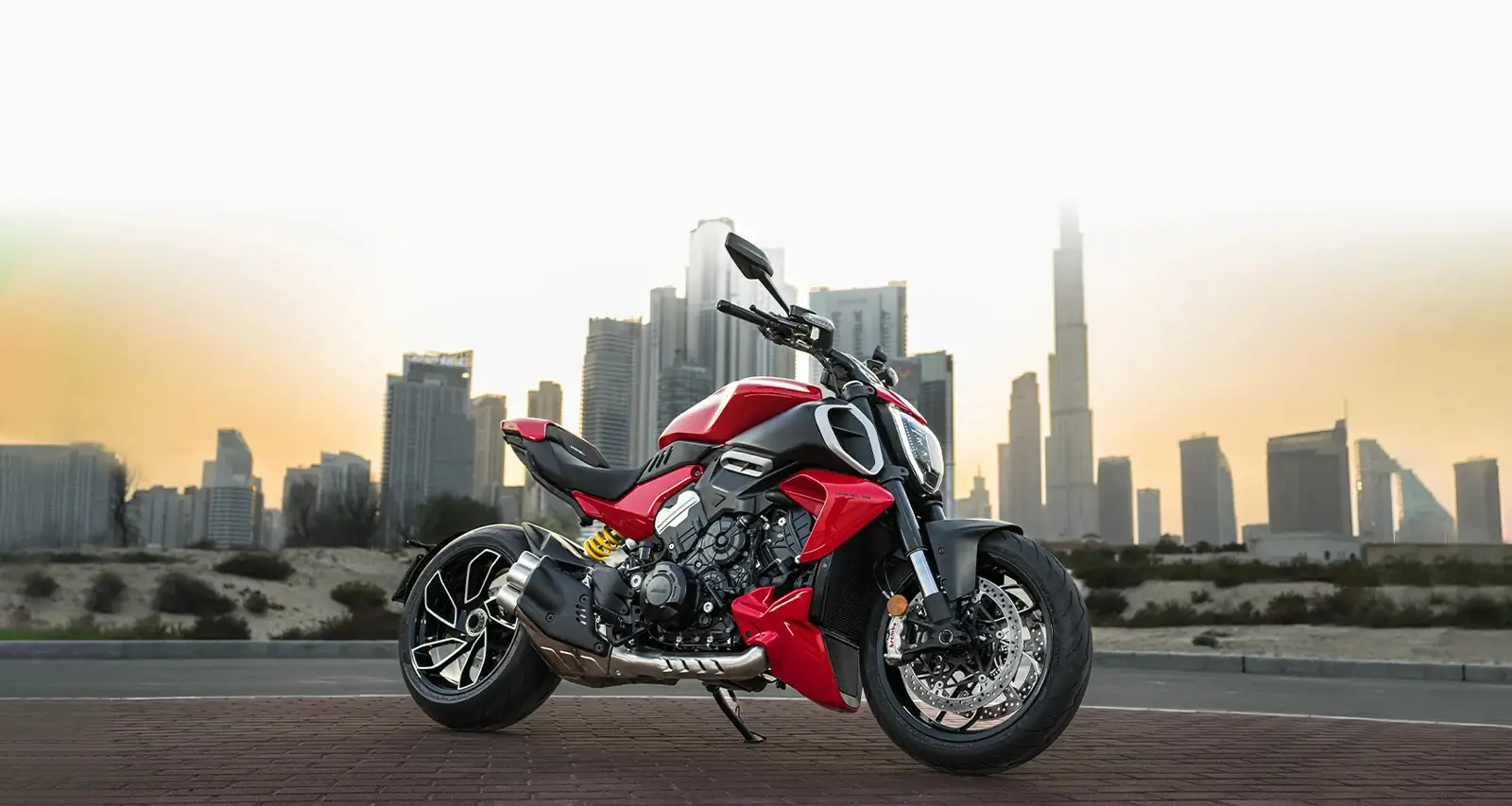 Ducati Diavel V4 Motorrad vor einer modernen Stadtlandschaft.