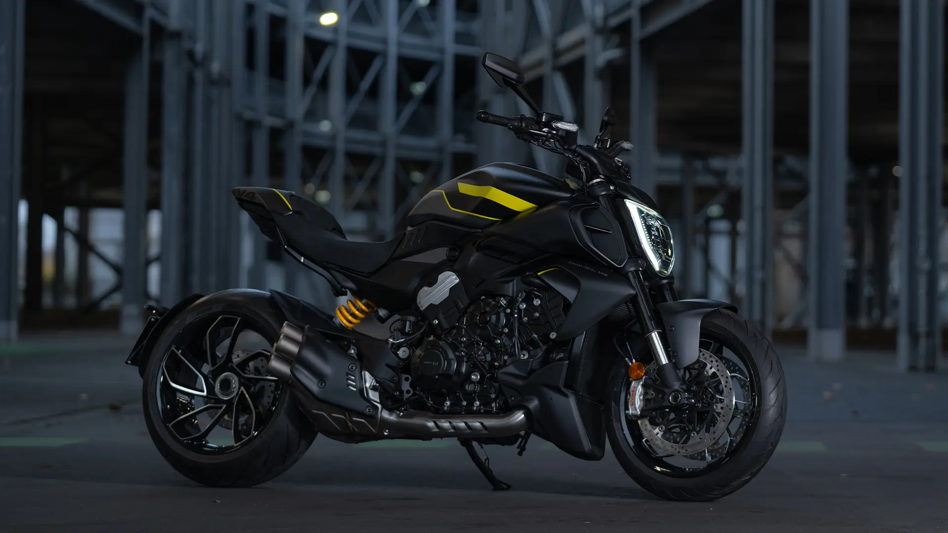 Ducati Diavel V4 Motorrad in einer dunklen, industriellen Umgebung.