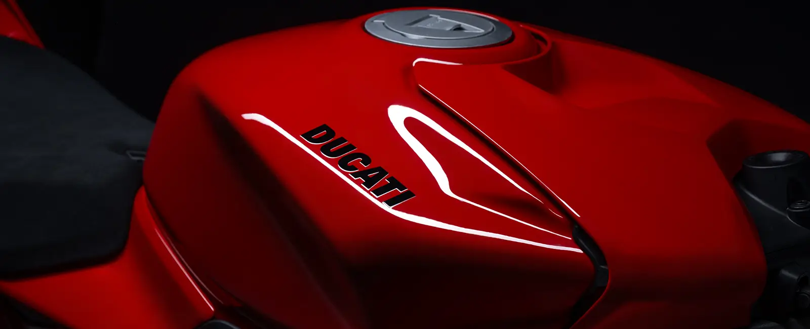 Roter Ducati-Motorradtank mit Markenlogo.