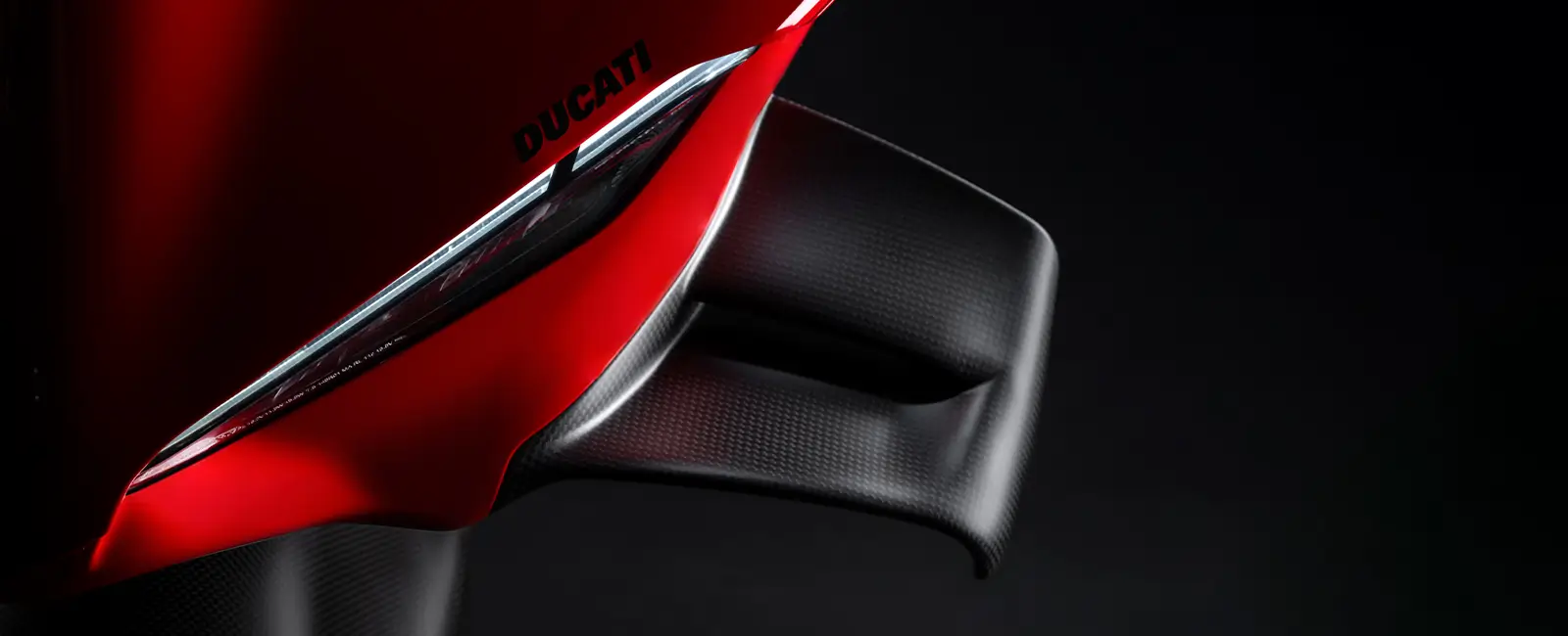 Nahaufnahme eines roten Ducati-Motorrads mit markantem Design.