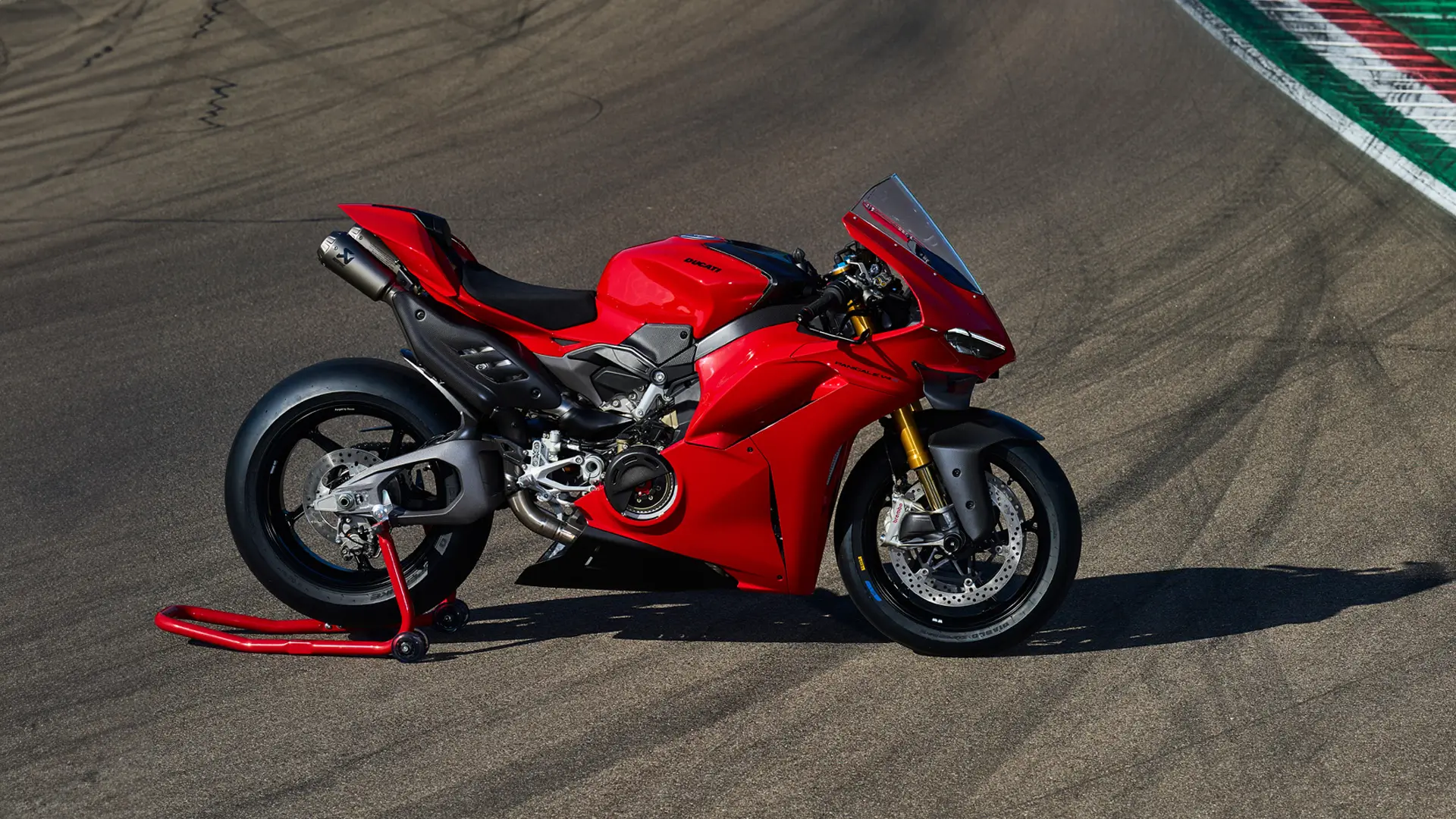 Rote Ducati Panigale V4 steht auf einer Rennstrecke.