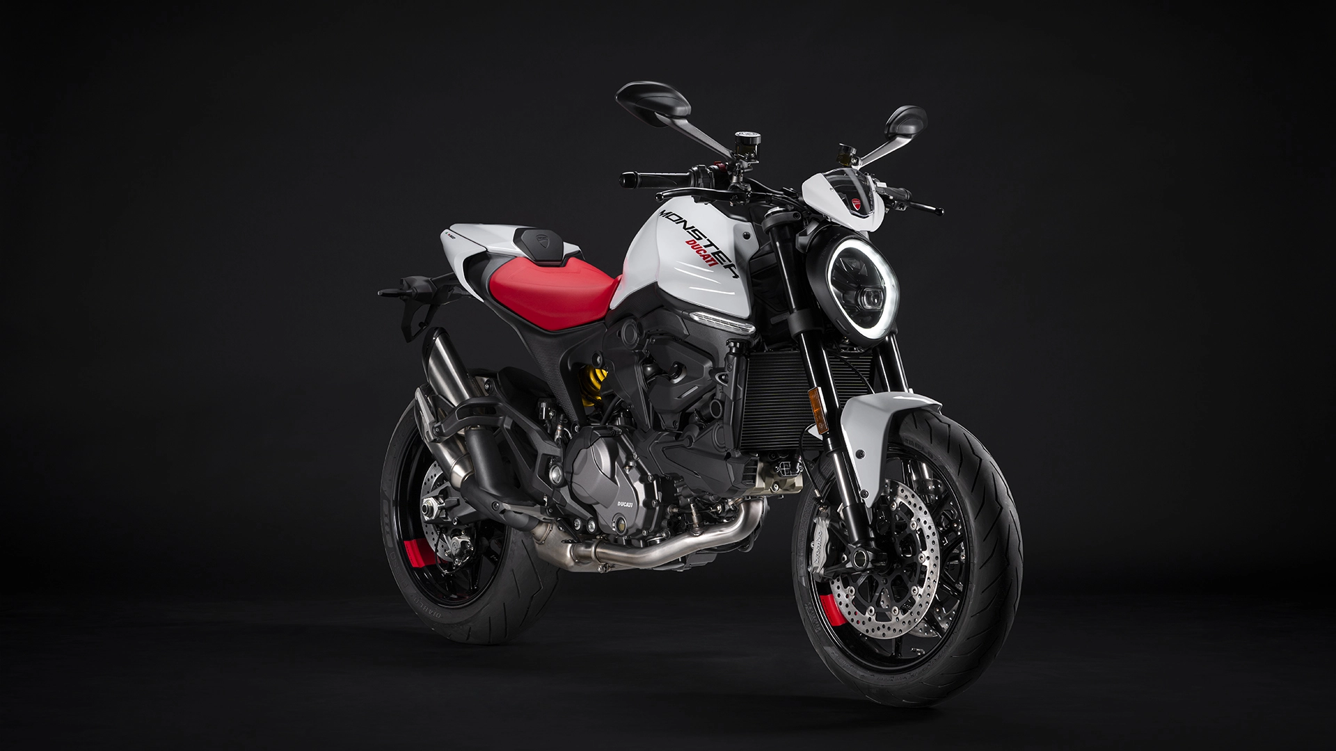 Ducati Monster MY24 Motorrad auf schwarzem Hintergrund.
