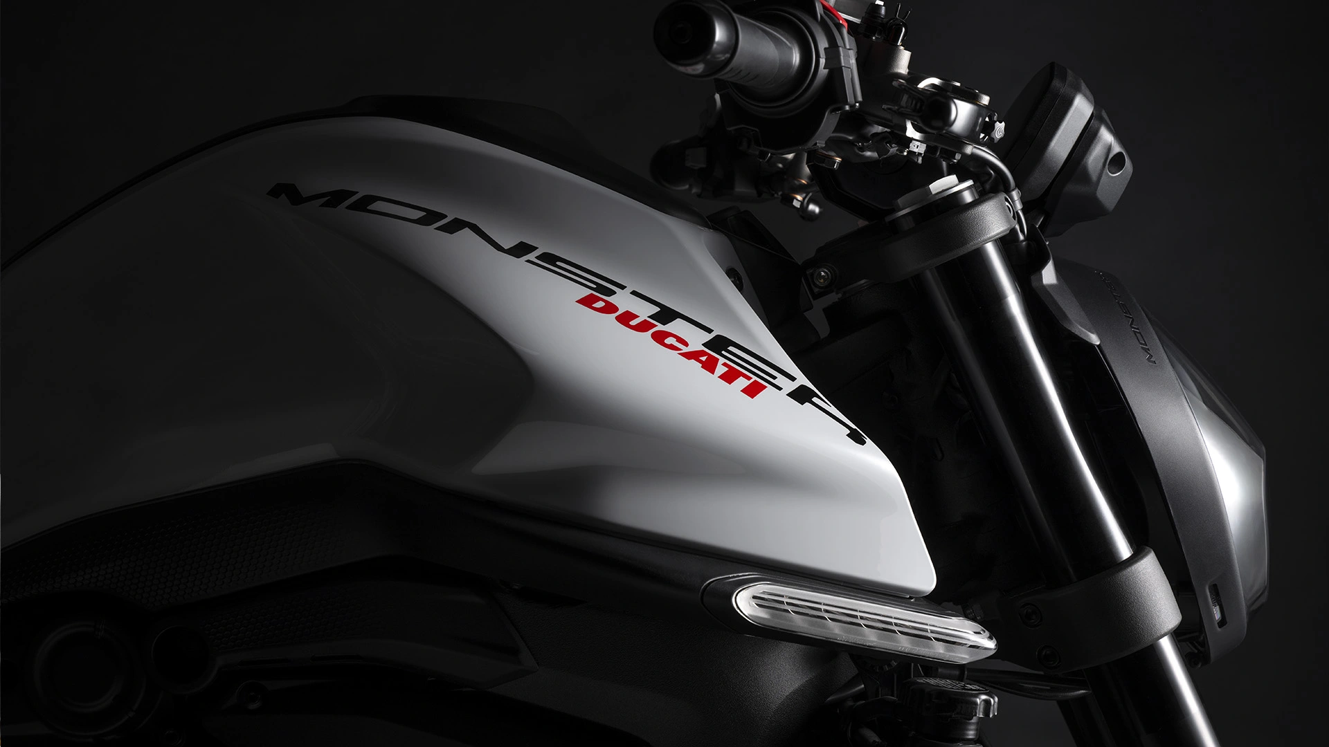 Nahaufnahme des Tanks und Lenkers einer Ducati Monster MY24.