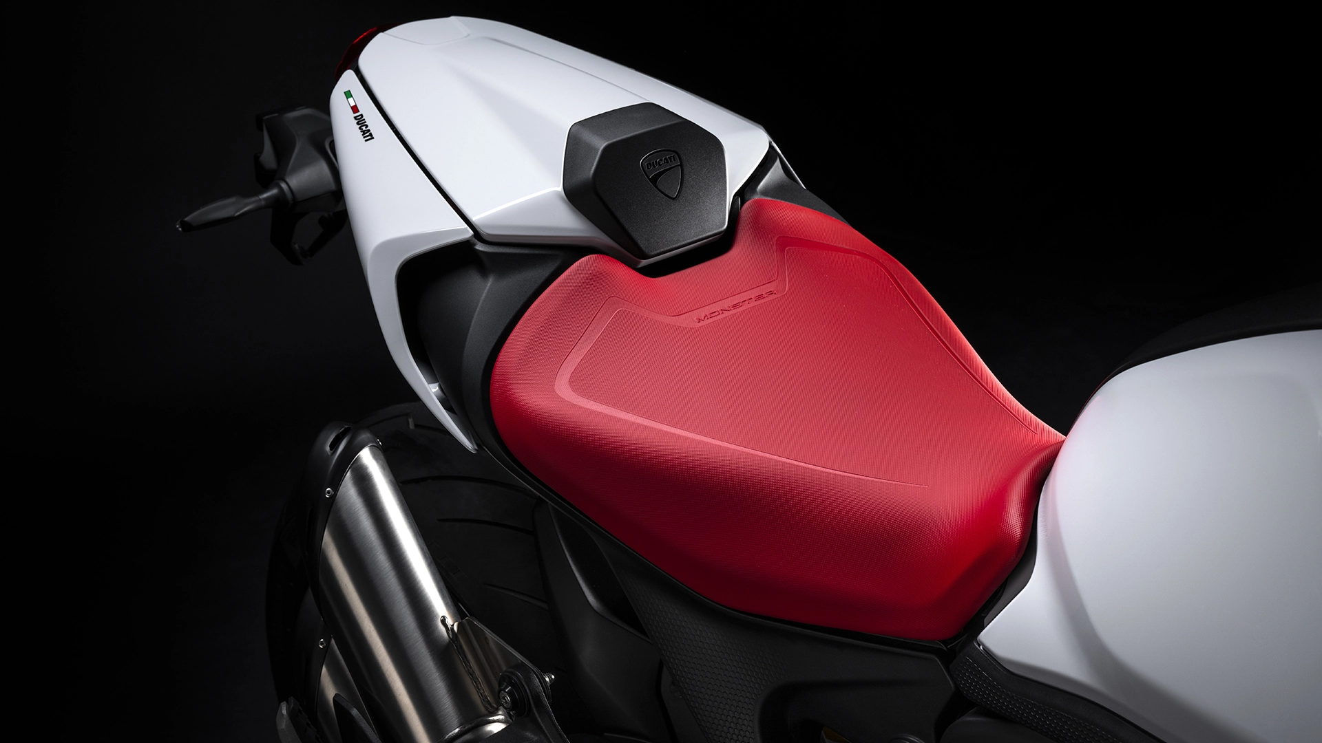 Roter Sitz und Auspuff einer Ducati Monster MY24.