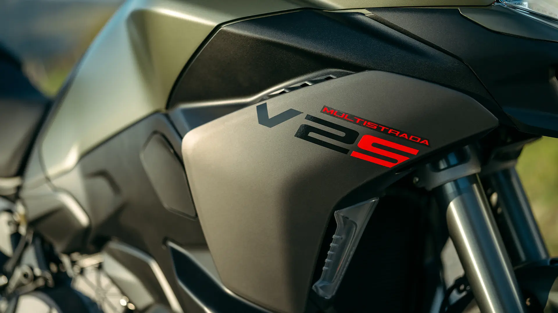 Nahaufnahme einer Ducati Multistrada V2S mit sichtbarem Schriftzug.