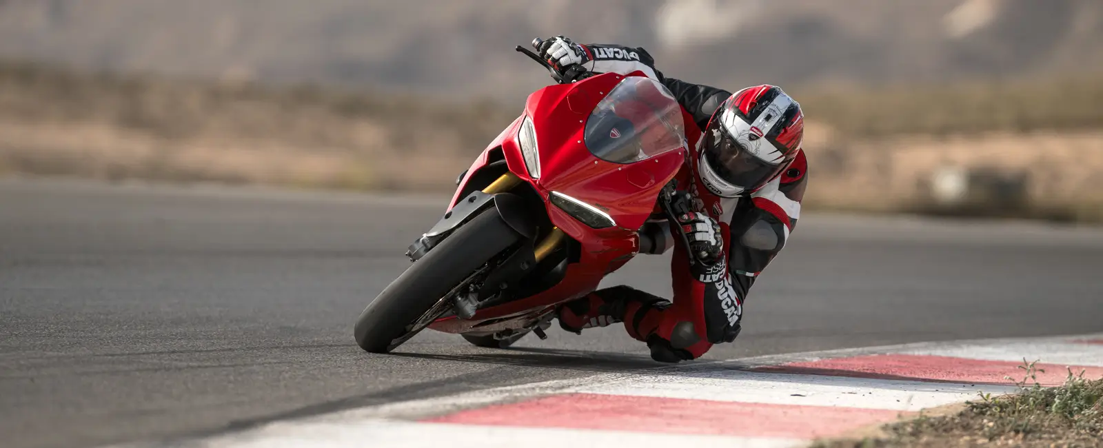 Ducati-Panigale-V2-V2S-Overview-carousel-hero-link-1600x650-05 Ducati-Panigale-V2-V2S-Overview-carousel-hero-link-1600x650-05