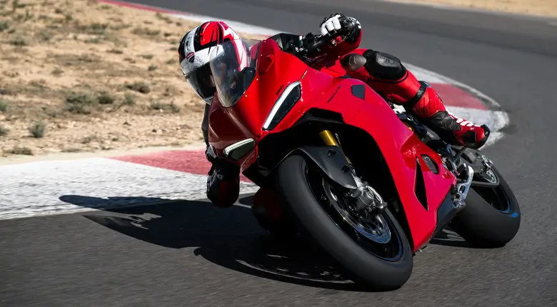Ducati Panigale V2 rotes Motorrad in der Kurve auf Rennstrecke.