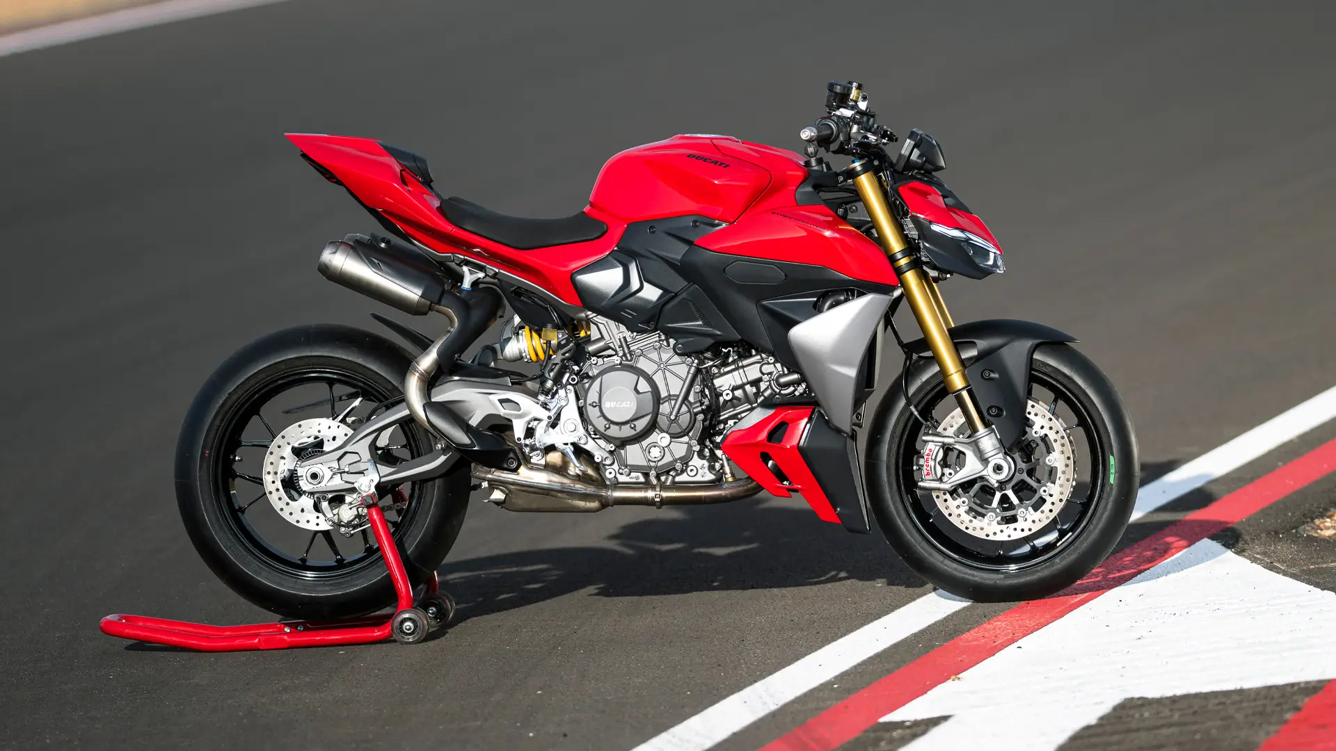 Ducati-Streetfighter-V2-V2S-overview-mosaic-gallery-1920x1080-05 Rotes Ducati Streetfighter V2 Motorrad auf einer Rennstrecke.
