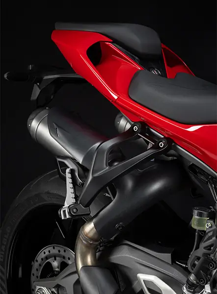 Roter Ducati Streetfighter V2 Motorrad-Auspuff und Sitz auf schwarzem Hintergrund.