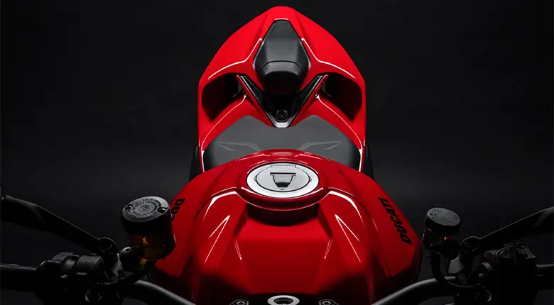 Roter Ducati Streetfighter V2 Motorrad-Tank und Sitz aus der Vogelperspektive.