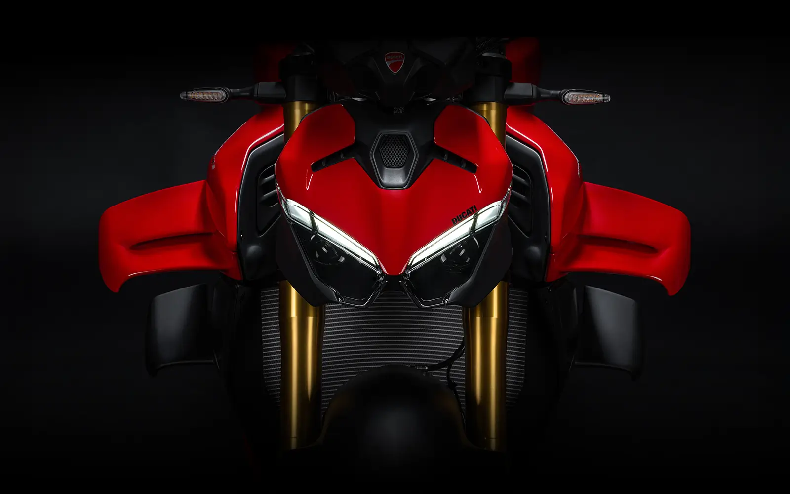 Frontansicht einer Ducati Streetfighter V4 mit rotem Design.