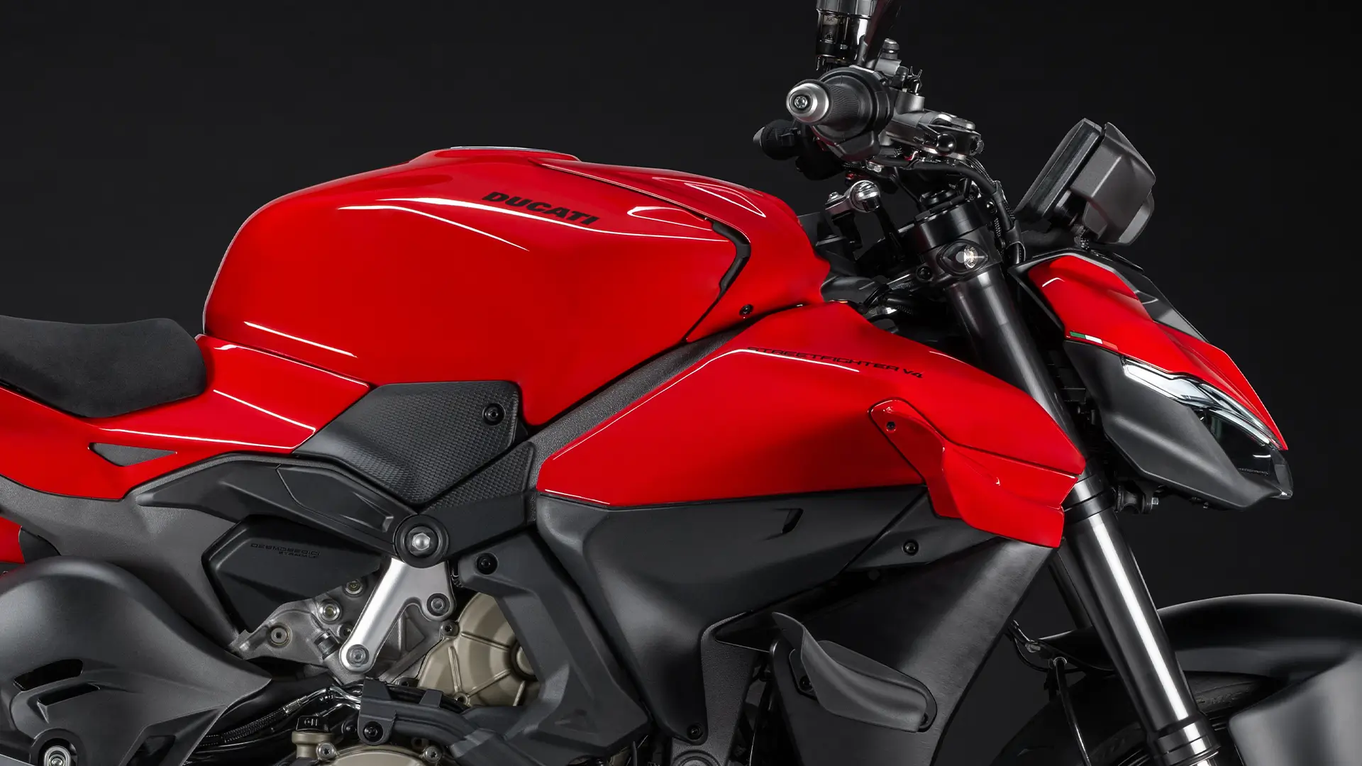 Rotes Ducati Streetfighter V4 Motorrad im Profil.