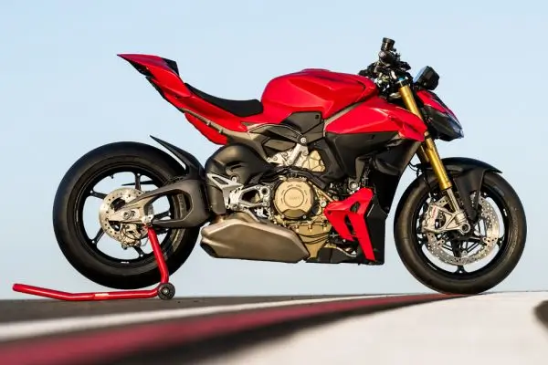 Ein rotes Ducati Streetfighter V4 Motorrad steht auf einem Ständer.