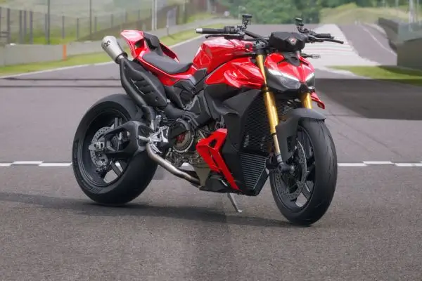 Ducati-Streetfighter-V4-DWP25-overview-carousel-hero-link-1600x650-06-kjzcfjdthhcwtqy Ein rotes Ducati Streetfighter V4 Motorrad steht auf einer Rennstrecke.