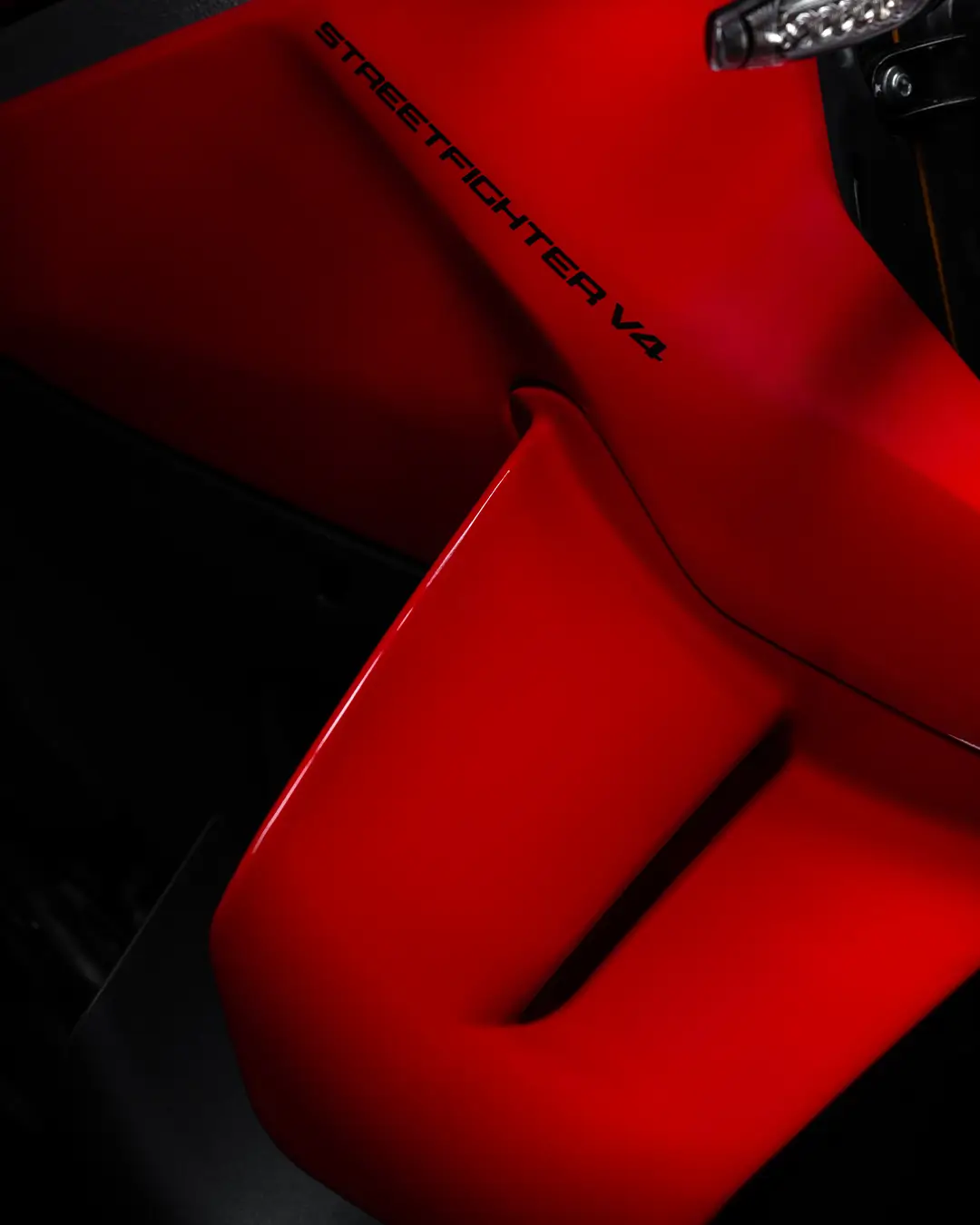 Nahaufnahme eines roten Ducati Streetfighter V4 Motorrads mit sichtbarem Modellschriftzug.