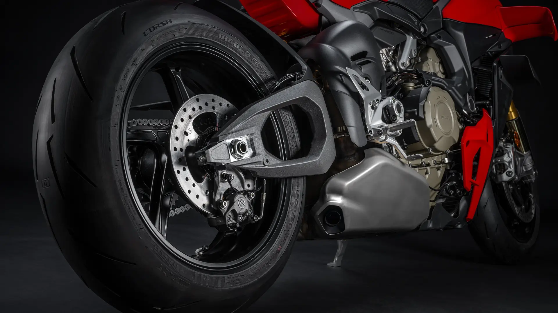 Rückansicht eines Ducati Streetfighter V4 Motorrads mit Fokus auf das Hinterrad und die Bremsscheibe.
