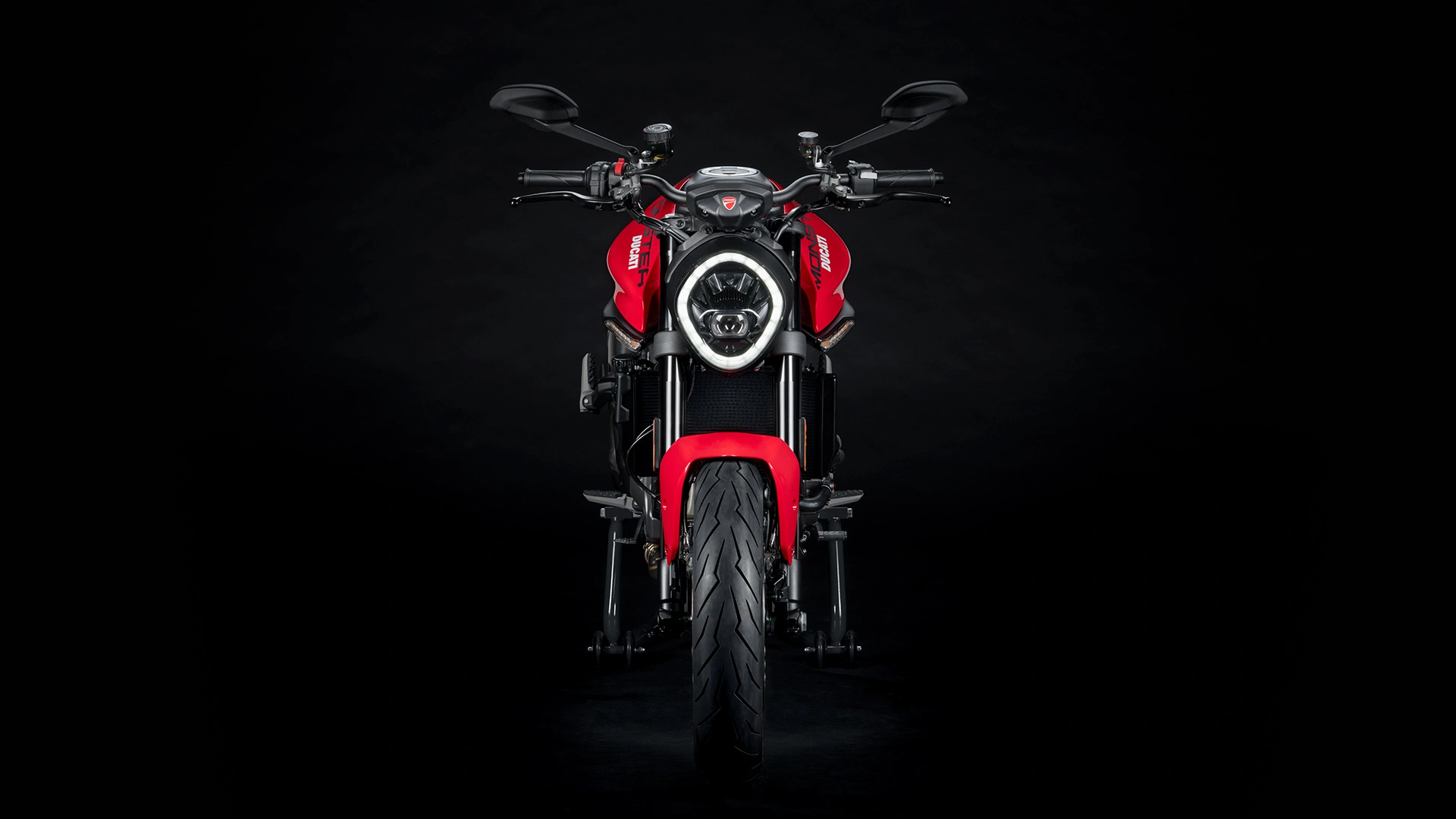 Ein rotes Ducati Monster Motorrad von vorne