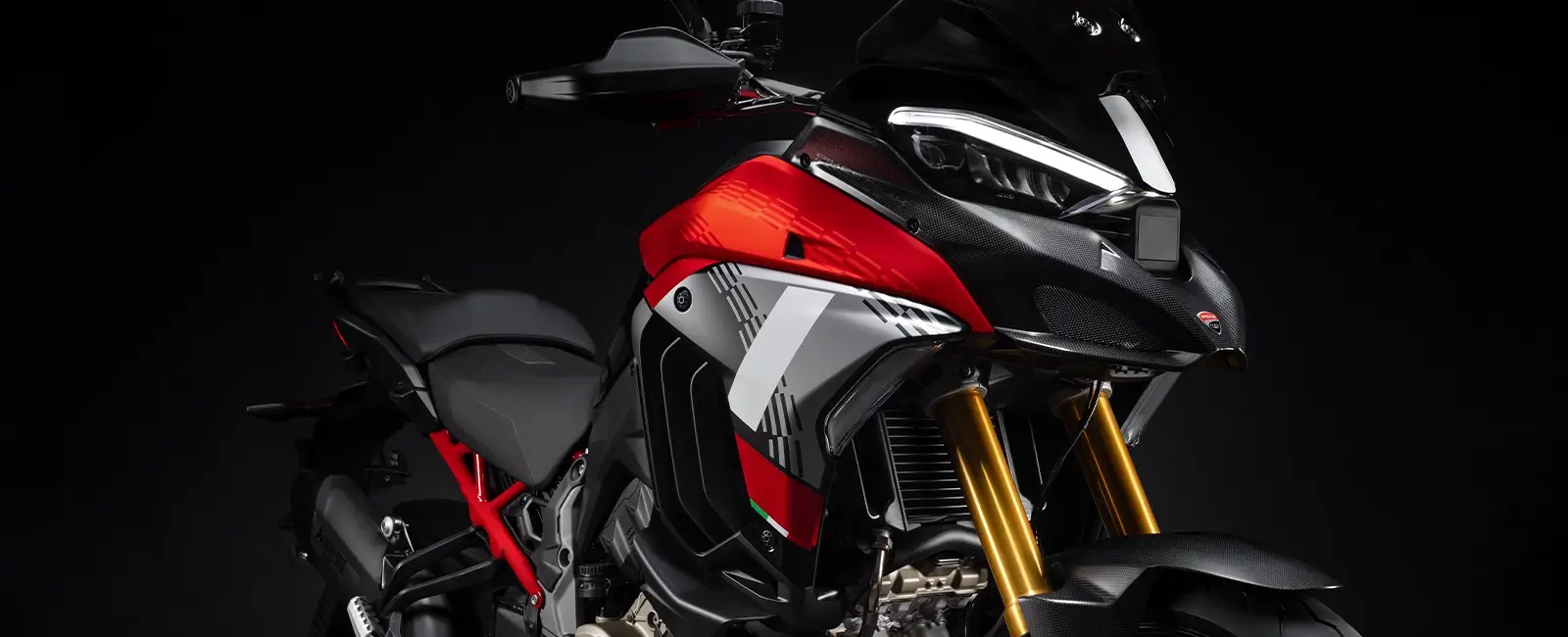 Multistrada-V4-Pikes-Peak-01 Ein Ducati Multistrada V4 Pikes Peak Motorrad in Nahaufnahme von der Seite.