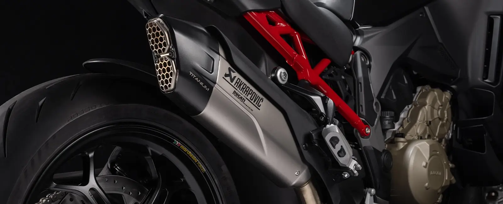 Multistrada-V4-Pikes-Peak-04 Motorrad-Auspuff und Hinterrad einer Ducati Multistrada V4 Pikes Peak mit Akrapovic-Schalldämpfer.