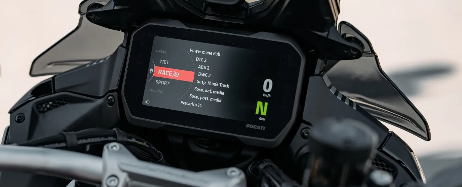 Multistrada-V4-Pikes-Peak-06 Nahaufnahme eines Ducati-Motorrad-Displays mit Rennmodus-Einstellung.