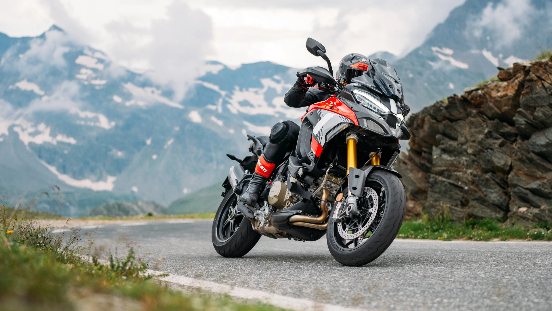 Ein Ducati Multistrada V4 Pikes Peak Motorrad fährt auf einer kurvigen Bergstraße.