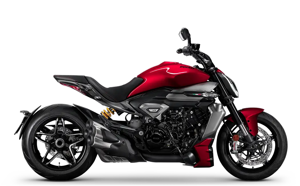 Ein rotes Ducati XDiavel V4 Motorrad mit sichtbaren Auspuffrohren und Federung.