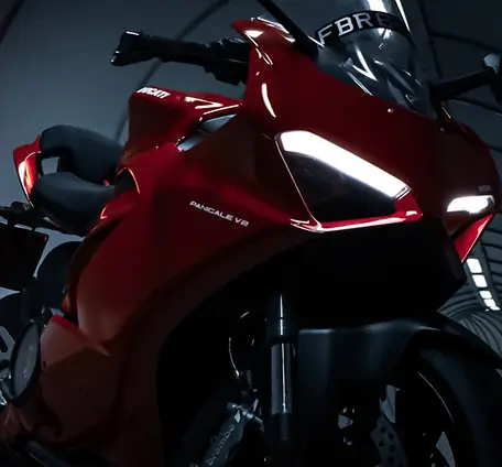 Ein rotes Ducati Panigale V2 Motorrad in einem dunklen Raum.