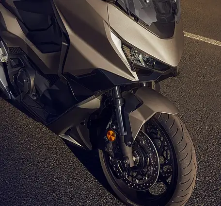 Ein moderner Roller mit markantem Design steht auf einer Straße.