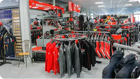 Ein Motorradgeschäft mit Ducati-Kleidung und -Ausrüstung.
