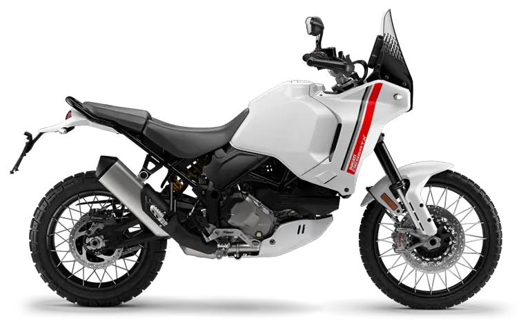 desertx-star-white-silk-my2022-768x480 Ein weißes Ducati DesertX Motorrad in Seitenansicht.