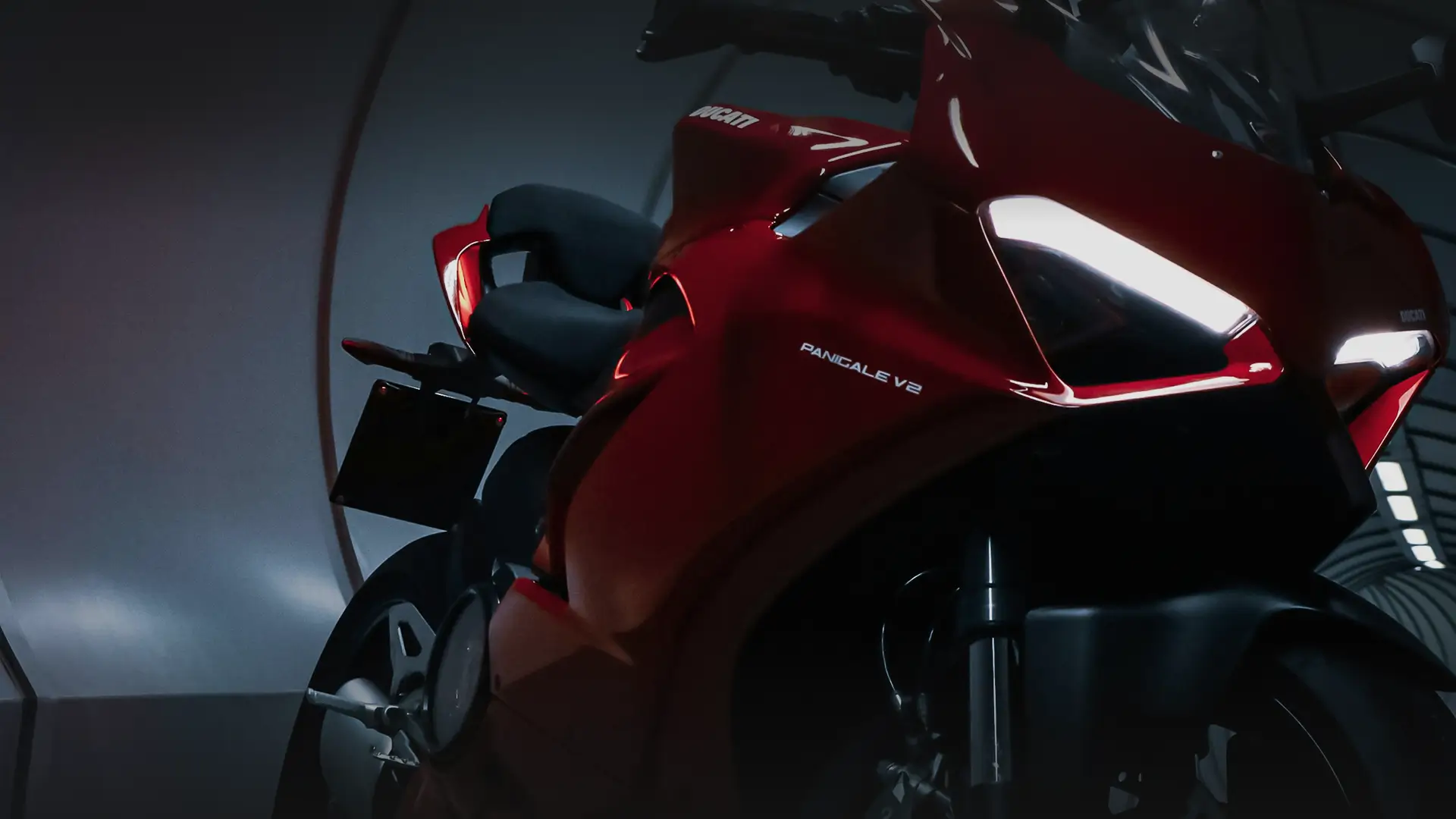 Ein rotes Ducati Panigale V2 Motorrad in einem dunklen Raum.