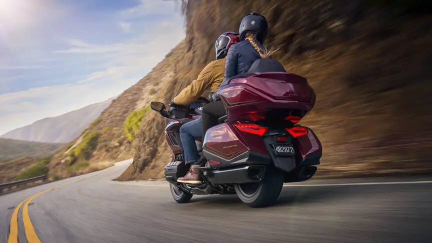 komfort Zwei Personen fahren auf einer kurvigen Straße auf einem Honda GL1800 GOLD WING TOUR