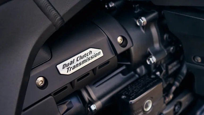 kupplung Nahaufnahme einer Motorradkupplung mit der Aufschrift "Dual Clutch Transmission".