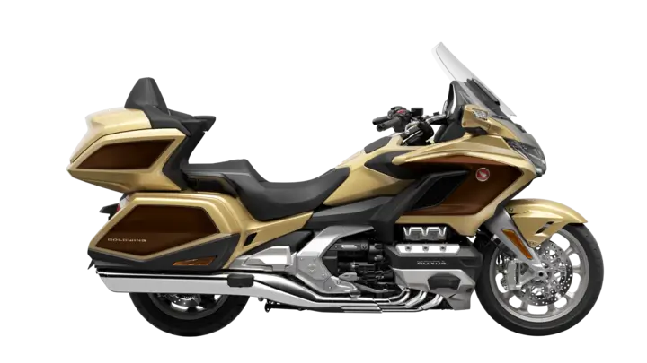 Ein goldenes Honda Gold Wing Motorrad, seitlich auf transparentem Hintergrund.
