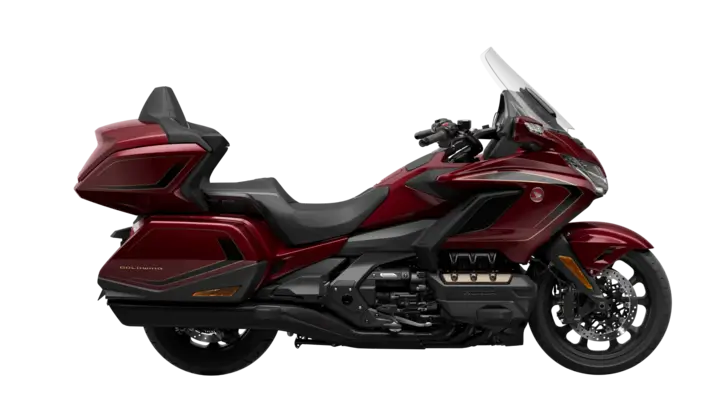 Ein rotes Honda Gold Wing Motorrad von der Seite.