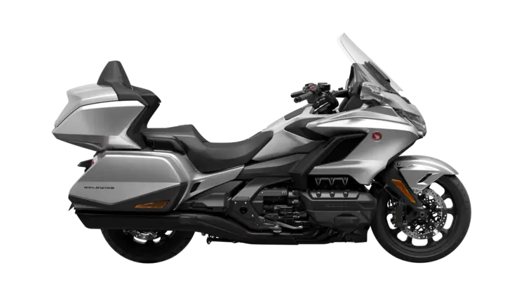 Silbernes Honda Gold Wing Motorrad, seitlich fotografiert.