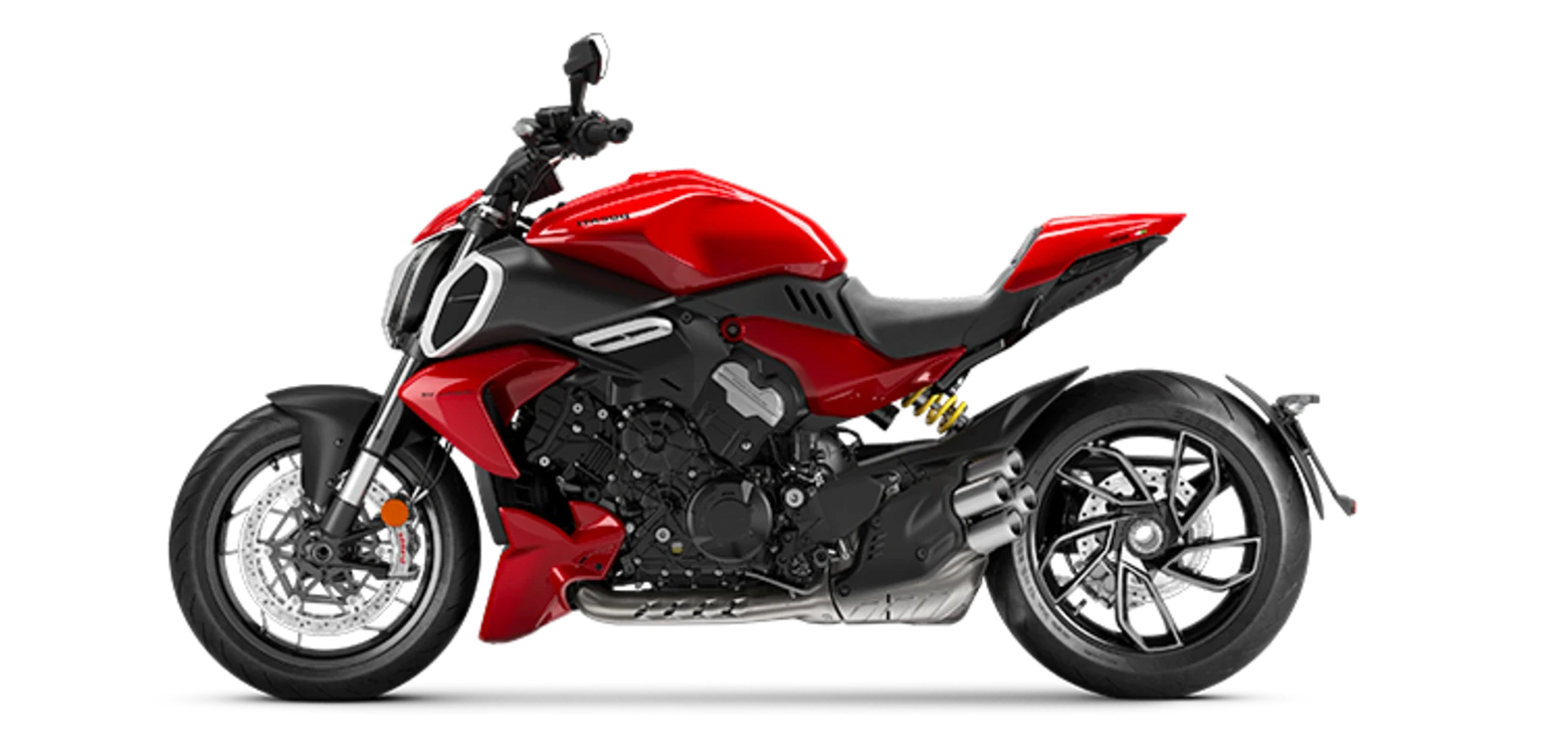 Rotes Motorrad von der Seite auf transparentem Hintergrund.