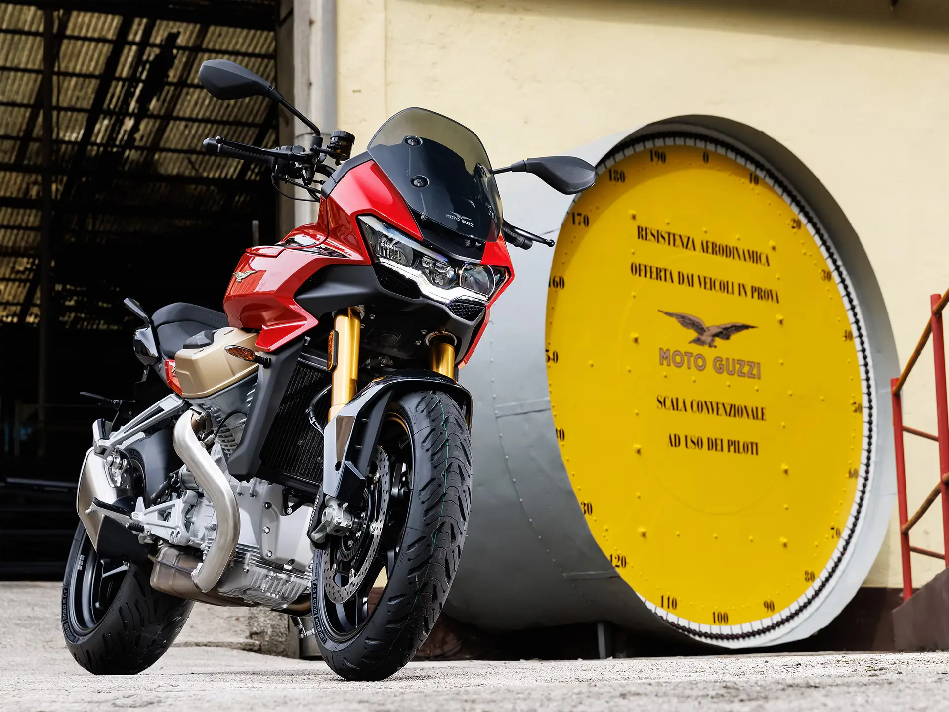 Rotes Moto Guzzi Mandello Motorrad vor gelber Rundskala.