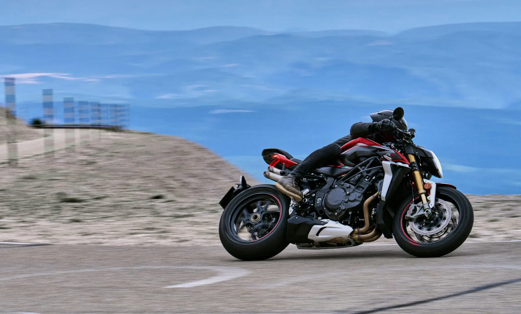 2 Ein Motorradfahrer fährt eine Kurve auf einer MV Agusta Brutale 1000 RR.