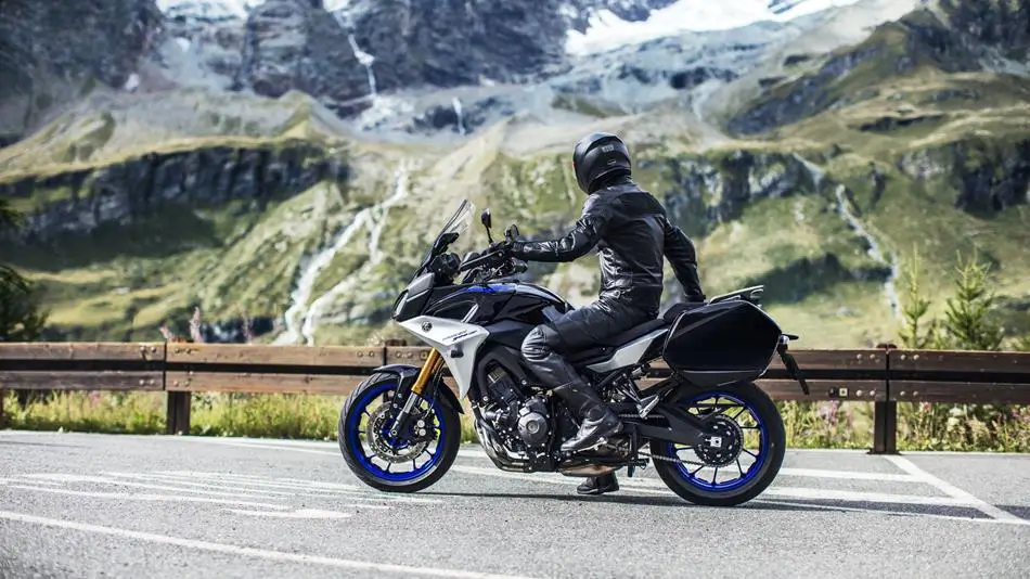 2018-Yamaha-export-schweiz Ein Motorradfahrer auf einer Yamaha fährt auf einer Bergstraße in der Schweiz