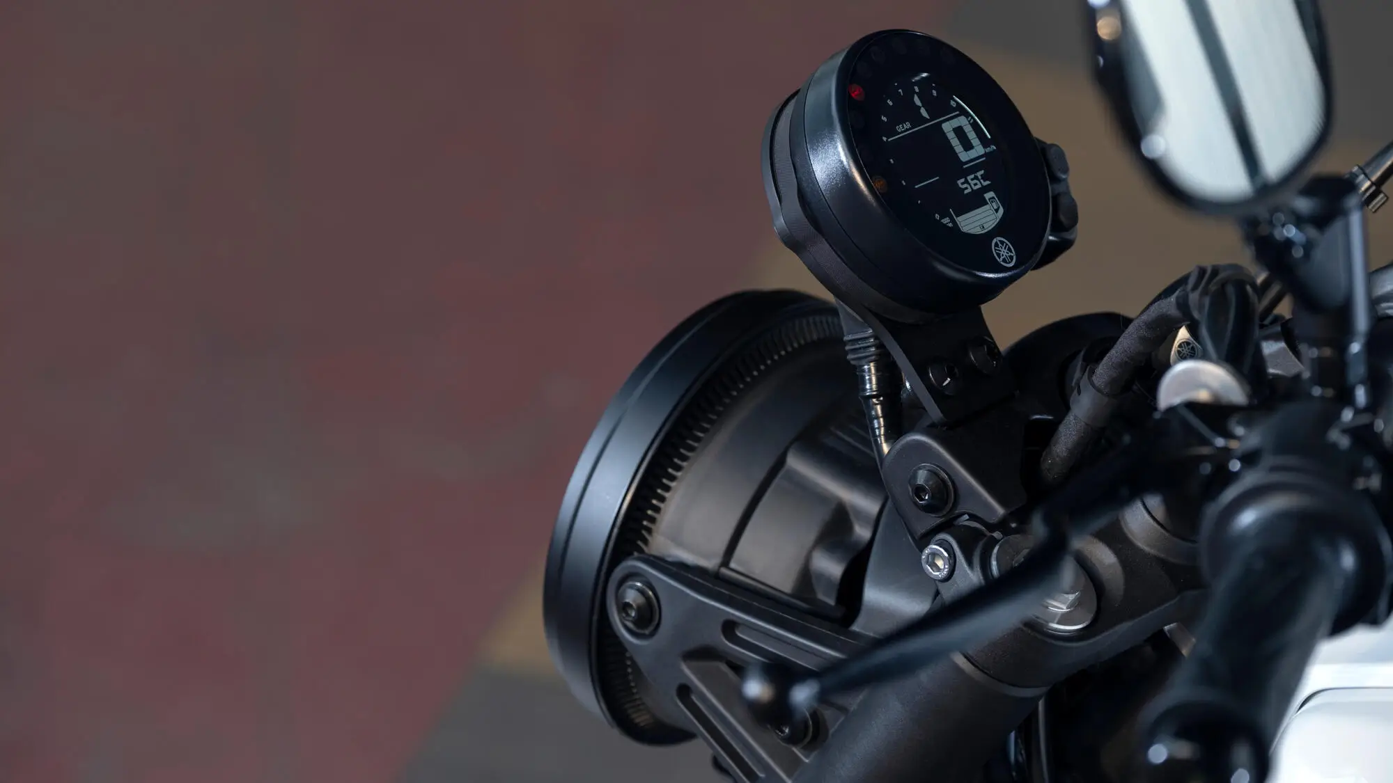Nahaufnahme eines digitalen Tachometers an einem Yamaha XS700 Motorrad.