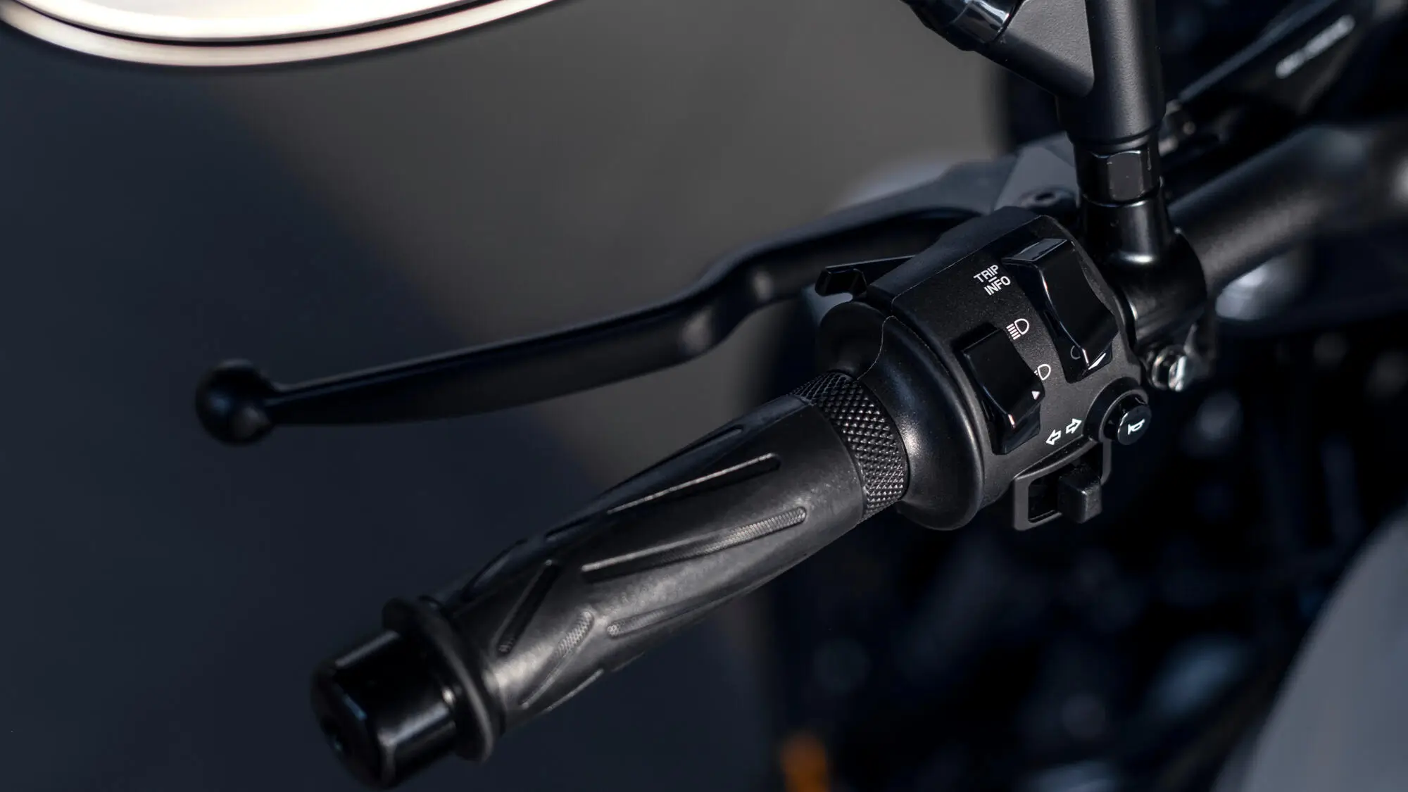 Nahaufnahme des Lenkergriffs und der Bedienelemente einer Yamaha XS700.