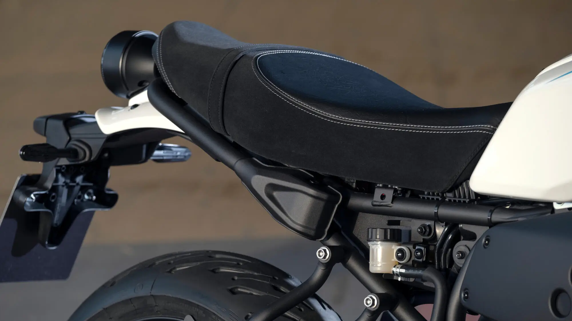 Rückansicht eines Motorradsitzes und Hinterrads einer 2022 Yamaha XS700.