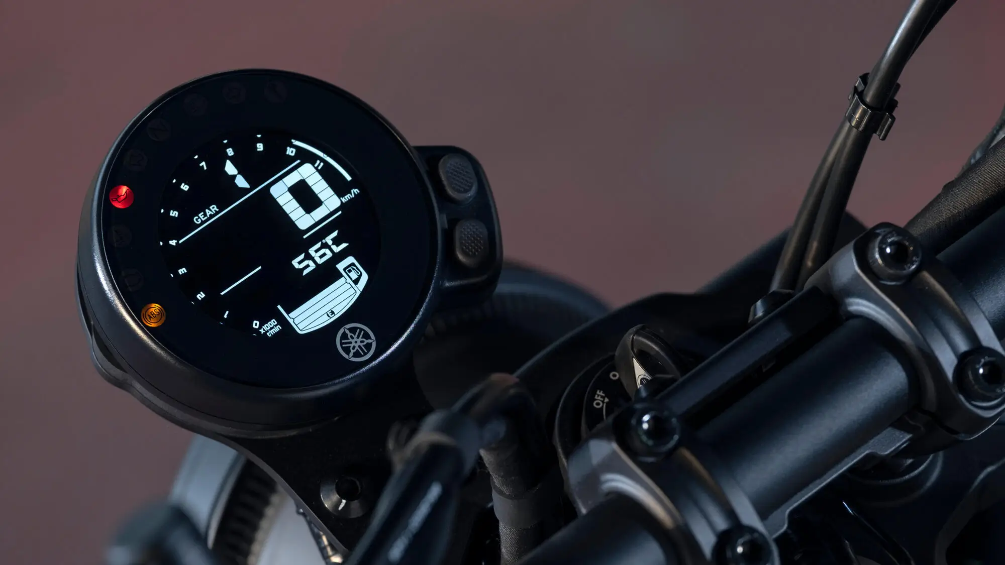 Nahaufnahme des digitalen Tachometers einer Yamaha XS700.